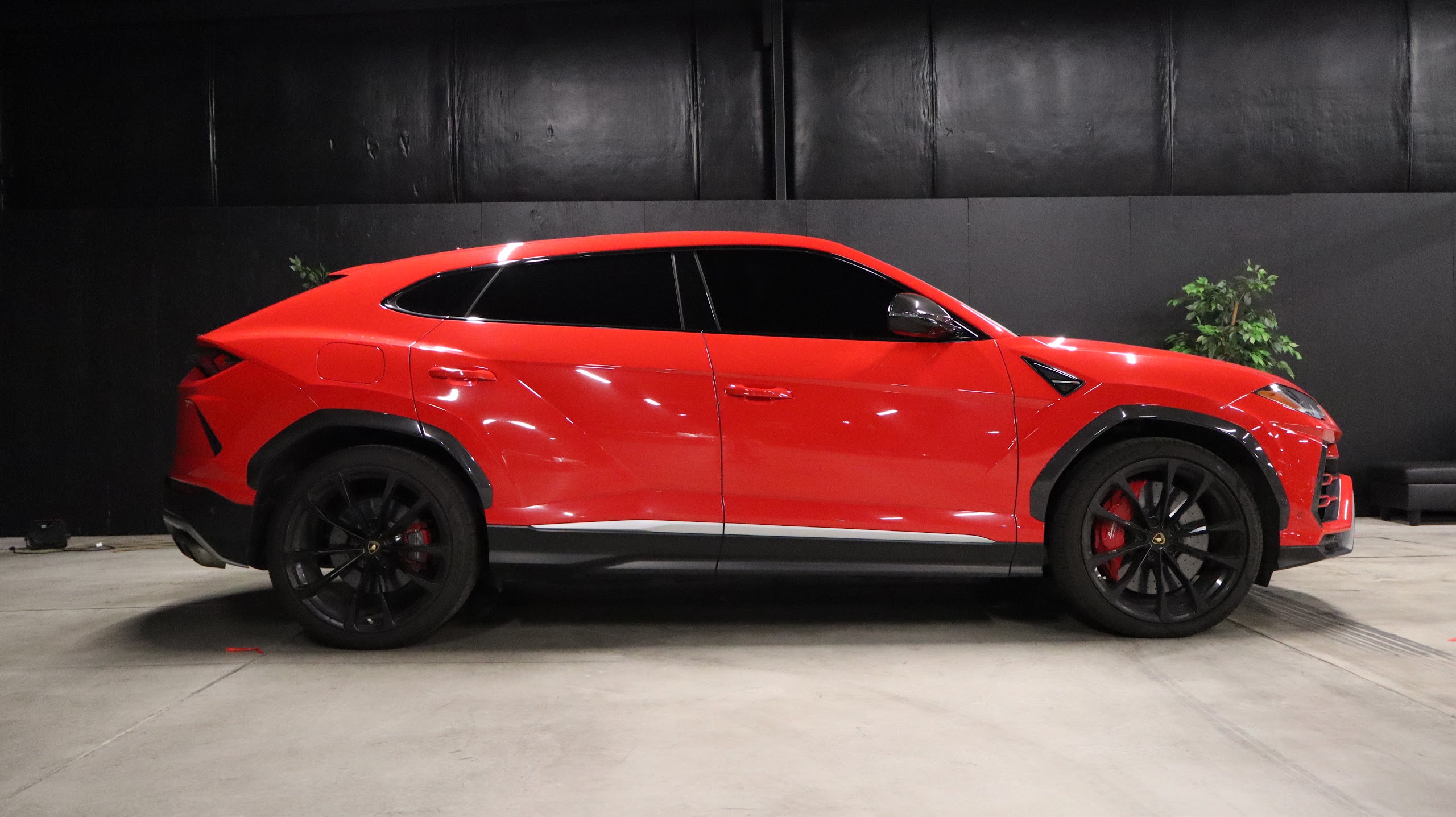 2020 Lamborghini Urus Base — photo 4