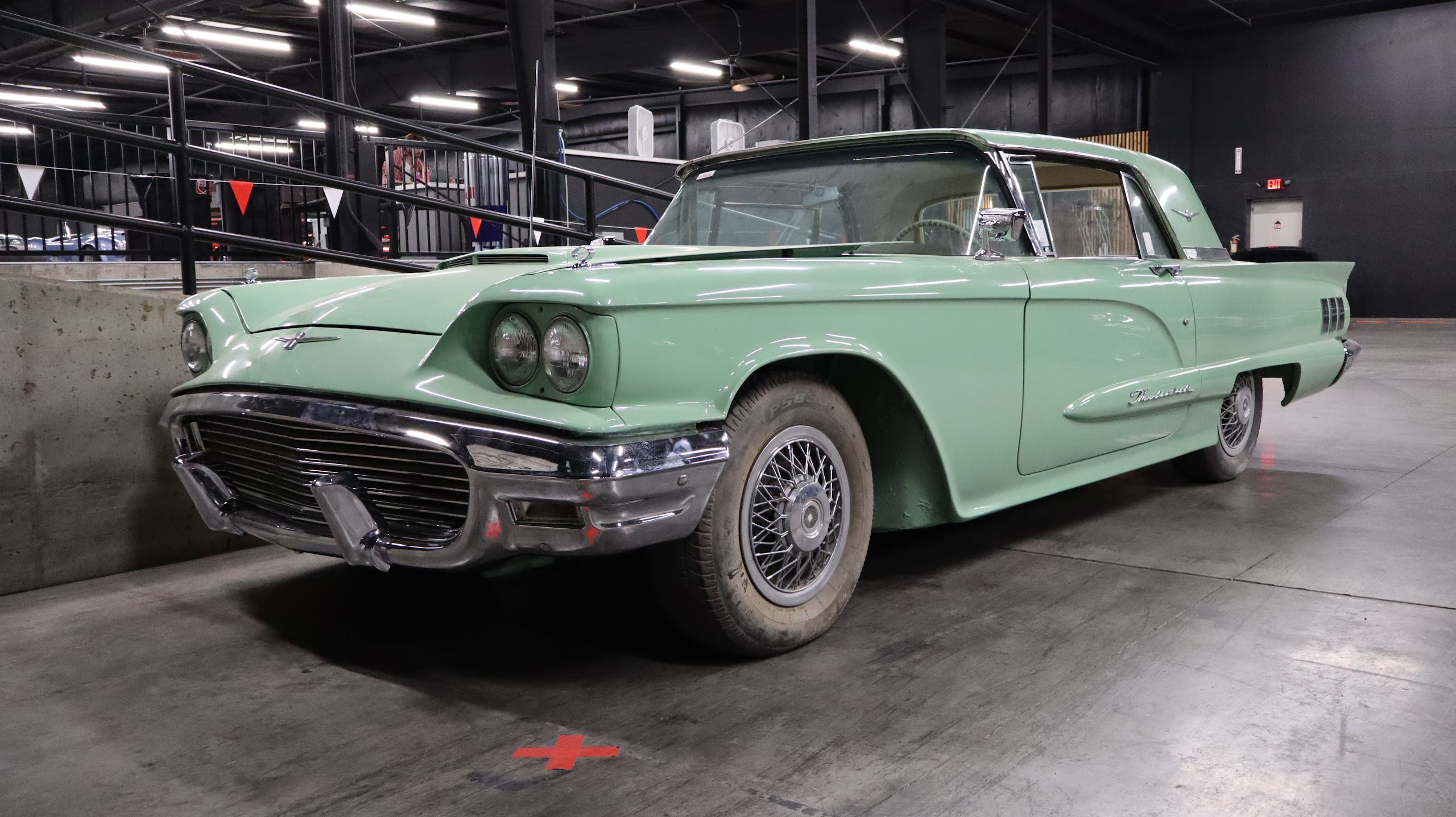 1960 Ford Thunderbird — photo 3